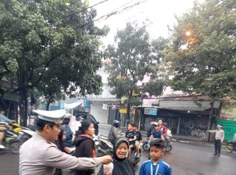 Polsek Bojongloa kidul Bagi-Bagi Ta’jil Menjelang Buka Puasa Ramadhan 1446H/2025M