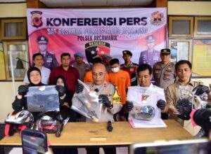Polrestabes Bandung Melalui Polsek Arcamanik Ungkap Kasus Pencurian Dengan Kekerasan Dan Percobaan Pencurian Disertai Senjata Tajam
