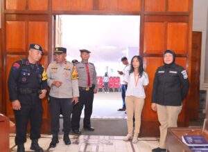 Kapolrestabes Bandung Kombes Pol. Dr. Budi Sartono, S.I.K., M.Si., M.Han Melalui Kabag Ops Polrestabes Bandung AKBP Dr. H. Asep Saepudin, S.Pd., M.H. Laksanakan Pengamanan dan Sterilisasi Gereja Katedral