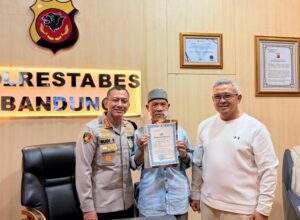 Kapolrestabes Bandung Kombes Pol. Dr. Budi Sartono, S.I.K., M.Si., M.Han. Bersama Wali Kota Bandung Dr. H. Muhammad Farhan, S.E., M.M. Berikan Penghargaan kepada Sdr. Engkin Yoso Utomo