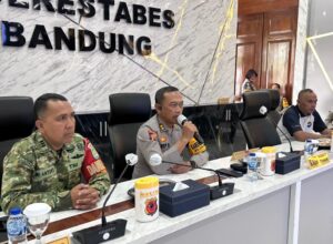 Kapolrestabes Bandung Kombes Pol. Dr. Budi Sartono, S.I.K., M.Si., M.Han. melalui Kabagops Polrestabes Bandung AKBP Dr. H. Asep Saepudin, S.Pd., M.H. Laksanakan Rapat Koordinasi (Rakor) Pengamanan Pertandingan Sepak Bola
