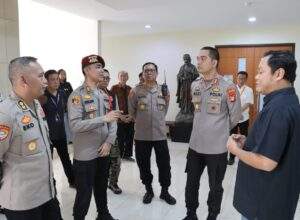 Wakapolres Metro Jakbar Monitoring Pengamanan Misa Paskah di Gereja ST Petrus Paulus