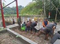 TNI dan Warga Lanjutkan Pembangunan Jembatan Garuda, Fokus Pemasangan Sling Bawah
