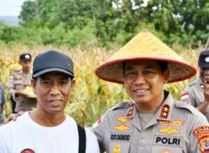 Bripka Simeon Sion H S.Kom Penulis Buku Inspiratif Yang Berjudul: Tunas Di Tanah Kering Serahkan Langsung Bukanya ke Kapolda NTT