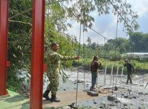 TNI dan Warga Lanjutkan Pembangunan Jembatan Garuda, Masuki Tahap Pemasangan Hanger dan Gelagar