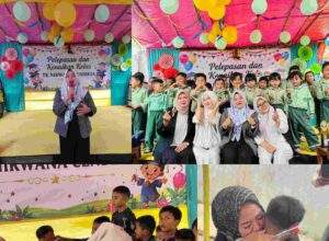 Tangis Haru Pecah, Orang Tua Murid Sembari Menerima Setangkai Bunga