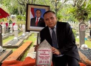 Kolonel Caj Charles Simamora (Mantan Sespri/Aspri Jenderal (Purn) Raymirad Racudu : Beliau Bapak Bagi Kami