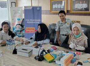 Jasa Raharja Jakarta Timur Gelar Pelatihan PPGD dan Pengobatan Gratis Bagi Pengemudi DAMRI