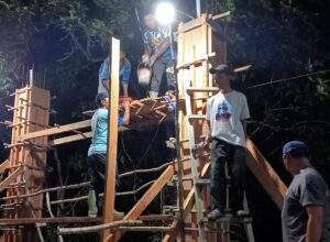 Warga Liku Mulya Sakti Gotong Royong Bangun Tiang Teras Masjid Al-Taqwa