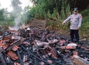 Polisi Cek Lokasi Kejadian Kebakaran Rumah Panggung di Banyuresmi, Diduga Akibat Korsleting Listrik
