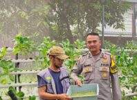 Bhabinkamtibmas Polrestabes Bandung Perkuat Ketahanan Pangan Melalui Monitoring Screen House
