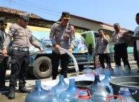 Bakti Sosial HUT Bhayangkara ke-80, Polres Pekalongan Kota Berikan Bantuan Air Bersih untuk Masyarakat