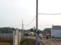 Pemasangan Tiang Beton di Dalam Aliran Sungai Pada Proyek Perumahan Mahkota Cibunar Jadi Sorotan, Warga Minta Pemerintah Lakukan Verifikasi