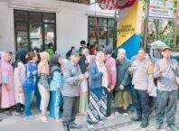 Bhabinkamtibmas Polsek Bandung Kulon Monitoring Penyaluran Bantuan Pangan di Warung Muncang