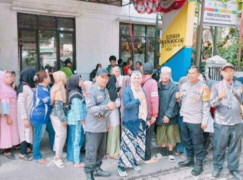 Bhabinkamtibmas Polsek Bandung Kulon Monitoring Penyaluran Bantuan Pangan di Warung Muncang