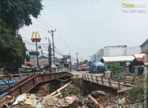Tumpukan Sampah dan Puing di Sungai Cirarab Dibiarkan Menumpuk Tanpa Tindakan Pemerintah