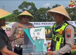 Peringati Hari Bhayangkara ke-80, Polres Pekalongan Kota Salurkan Bantuan Kepada Petani Jagung