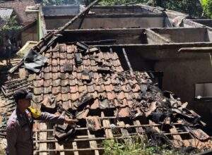 Korsleting Listrik Diduga Jadi Penyebab Kebakaran Rumah Warga, Polsek Banjarwangi Cek TKP Kebakaran