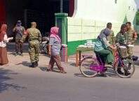Koramil 02/Taman Tebar Kepedulian, Bagikan Paket Nasi Kotak kepada Warga