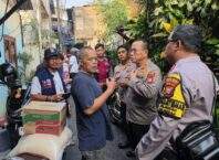 Wujud Kepedulian, Kapolsek Palmerah Berikan Bantuan kepada Korban Kebakaran
