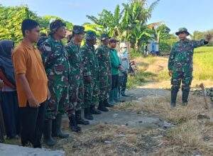 Karya Bakti TNI dan Masyarakat Bersihkan Lingkungan SDN 03 PENER, Wujudkan Sekolah Bersih dan Sehat