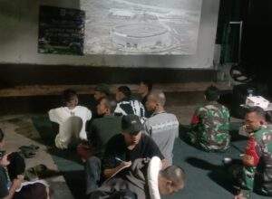 Babinsa Nobar Piala Dunia Bersama Warga Desa Brayo