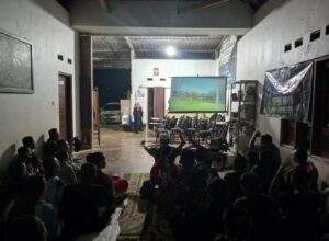 Keseruan Nobar Bola Gembira, di Halaman Koramil 08/Wonotunggal