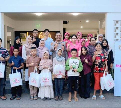 Kapolres Singkawang Hangatkan Kebersamaan dan Bhayangkari Singkawang Santuni Anak Yatim dan Warakawuri Dalam Semangat HKGB ke-74