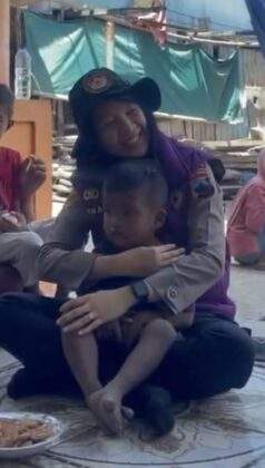 Dua Hari Menemani Warga Manggarai Barat, Tim Trauma Healing Polda Jateng Bantu Pulihkan Kekuatan Psikologis Warga Terdampar Gempa