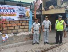 Tingkatkan Keselamatan Lalu Lintas, PT Jasa Raharja (Persero) Kantor Wilayah Utama DKI Jakarta dan Satlantas Polres Metro Jakarta Utara Pasang Spanduk himbauan di Perlintasan Sebidang