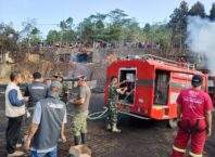 Babinsa Kodim 0605/Subang Bantu Padamkan Kebakaran Lahan Kosong di Subang