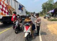 Cegah Dampak Kabut Asap, Polsek Mestong Bagikan Masker di Jalur Jambi–Palembang
