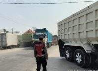 Respon Cepat Laporan 110, Unit Samapta Polsek Cikande Urai Kemacetan Akibat Antrean Solar di SPBU Gabus