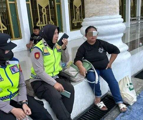 Srikandi Polres Lubuk Linggau Bantu Perempuan yang Ditinggalkan Suami di Masjid As-Salam