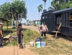 Brimob Polda Jambi Salurkan Air Bersih Untuk Pesantren dan Masyarakat