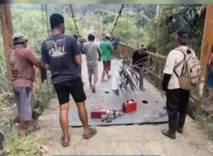 Tak Tunggu Janji Pemerintah, Warga Kayu Ara Gotong Royong Selamatkan Jembatan Rusak