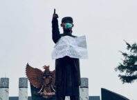 Patung Sultan Thaha di Jambi Dipasangi Masker dan Pesan Darurat