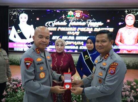 Estafet Pembinaan Polwan, Ny. Ulfa Hengki Serahkan Amanah Kepada Ny. Rina Hendra