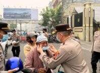 Polres Lubuk Linggau Turun Langsung Bagikan Masker Gratis, Antisipasi Dampak Kabut Asap Semakin Pekat