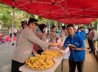 Polrestabes Bandung Melaksanakan Kegiatan Jumat Berbagi Berkah Dengan Membagikan Makanan Secara Gratis
