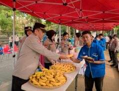 Polrestabes Bandung Melaksanakan Kegiatan Jumat Berbagi Berkah Dengan Membagikan Makanan Secara Gratis